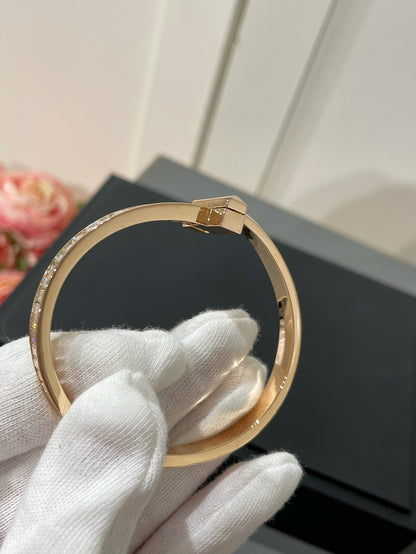 [Rose Tomorrow]WIDE HINGED BANGLE PINK GOLD WITH BAGUETTE DIAMONDS