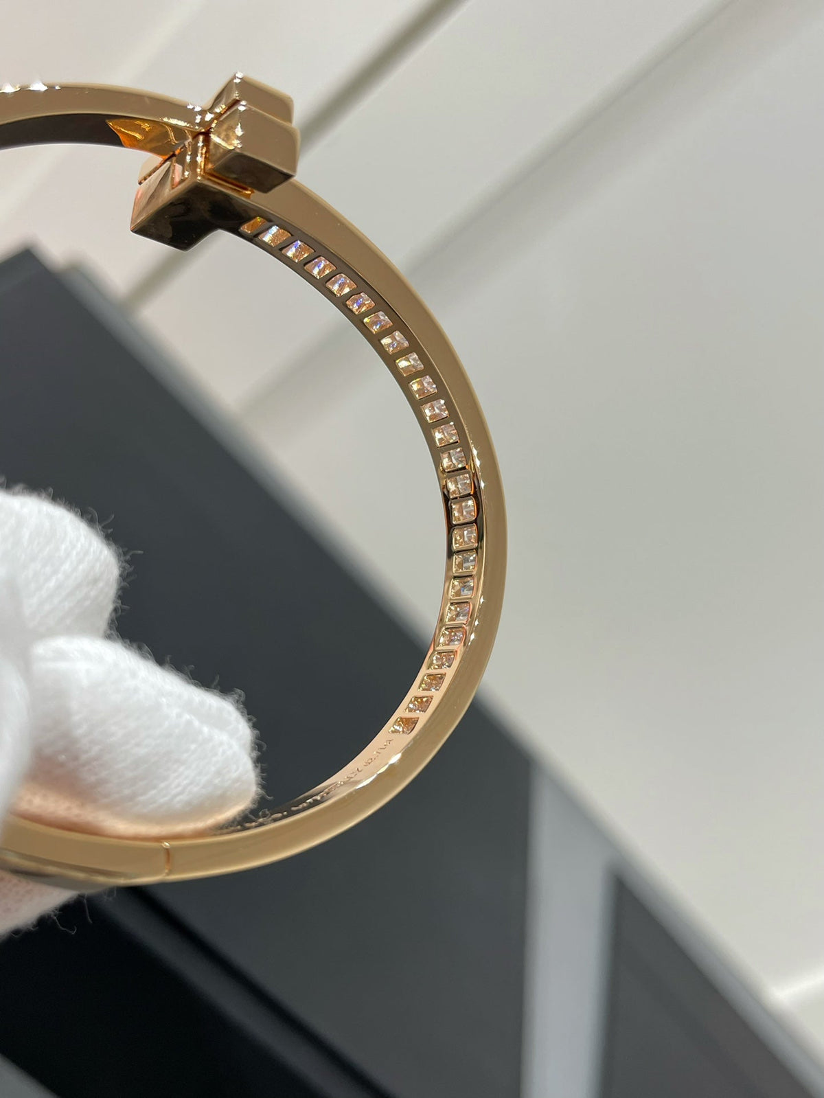 [Rose Tomorrow]WIDE HINGED BANGLE PINK GOLD WITH BAGUETTE DIAMONDS