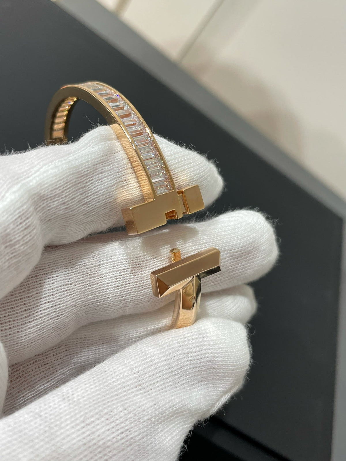 [Rose Tomorrow]WIDE HINGED BANGLE PINK GOLD WITH BAGUETTE DIAMONDS