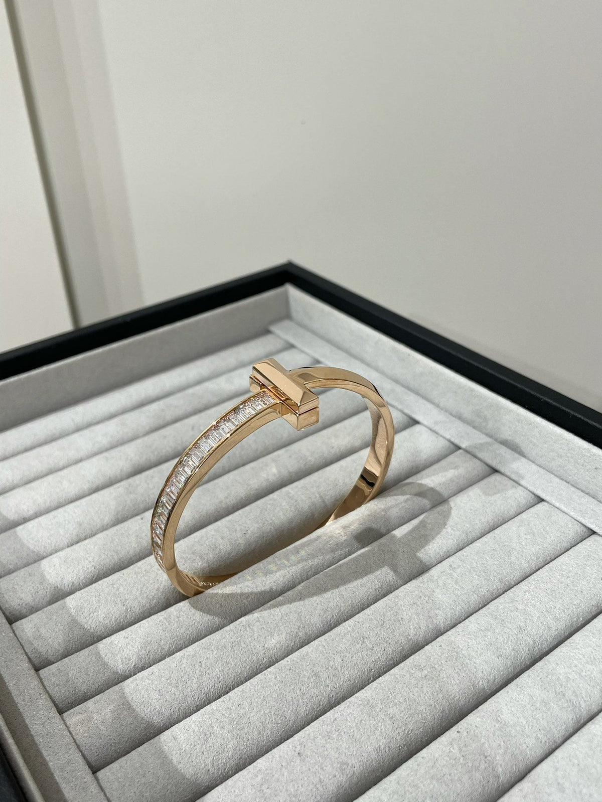 [Rose Tomorrow]WIDE HINGED BANGLE PINK GOLD WITH BAGUETTE DIAMONDS