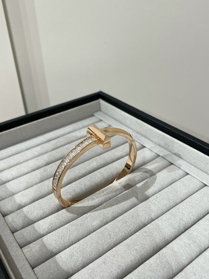 [Rose Tomorrow]WIDE HINGED BANGLE PINK GOLD WITH BAGUETTE DIAMONDS