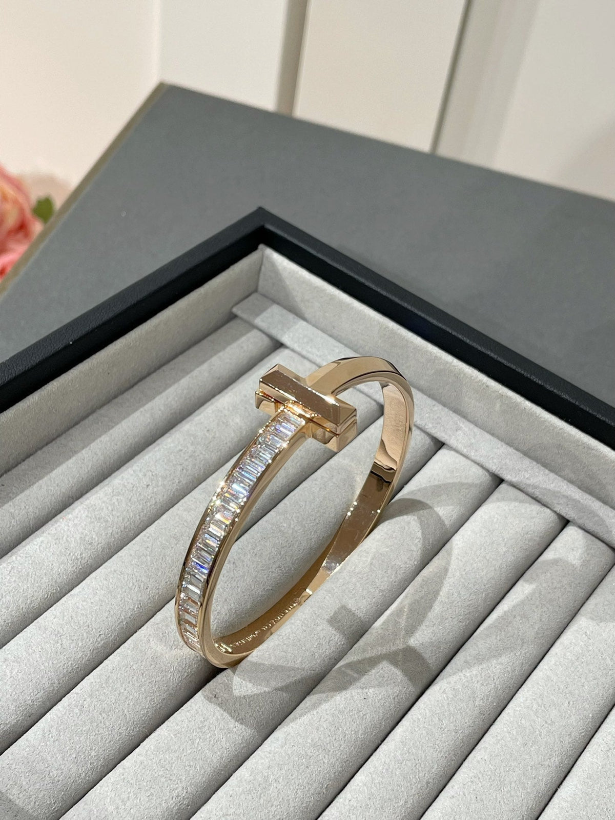 [Rose Tomorrow]WIDE HINGED BANGLE PINK GOLD WITH BAGUETTE DIAMONDS