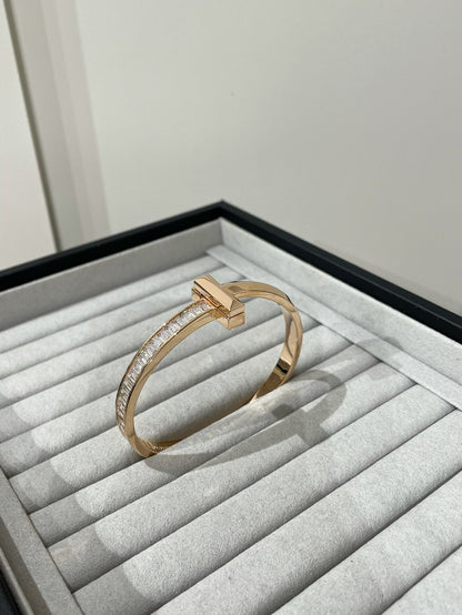 [Rose Tomorrow]WIDE HINGED BANGLE PINK GOLD WITH BAGUETTE DIAMONDS