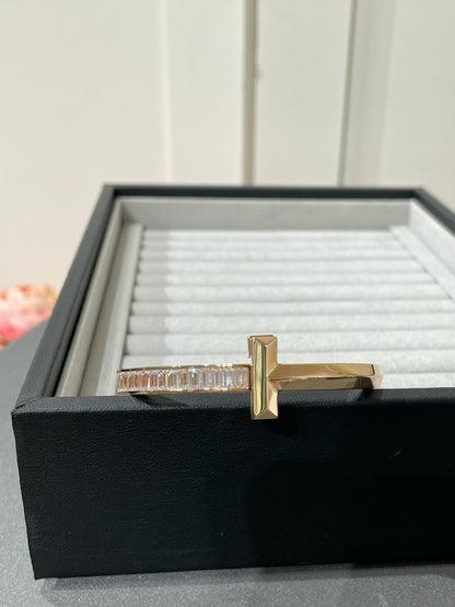 [Rose Tomorrow]WIDE HINGED BANGLE PINK GOLD WITH BAGUETTE DIAMONDS